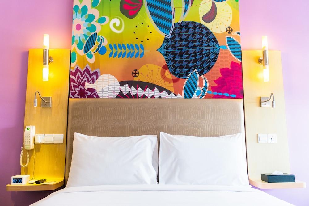 Ibis Styles Fraser Business Park Hotel